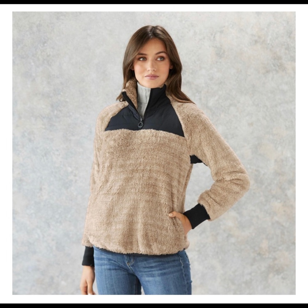 Lolë Women’s Yana Pullover in oatmeal/black.